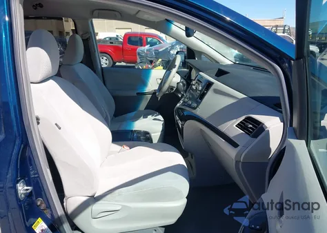 2011 Toyota Sienna Le V6 z USA, uszkodzony, nr VIN 5TDKK3DC0BS159321